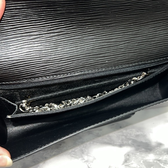 Vintage Louis Vuitton | Chaillot EPI Clutch - Picture 10 of 14